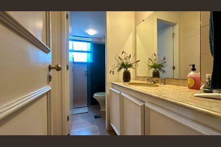 Apartamento à venda com 380m², 4 quartos e 3 vagas Apartamento à venda com 380m², 4 quartos e 3 vagasBanheiro
