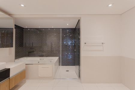 Apartamento para alugar com 176m², 2 quartos e 3 vagas Apartamento para alugar com 176m², 2 quartos e 3 vagasBanheiro da Suíte 2