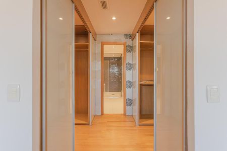 Apartamento para alugar com 176m², 2 quartos e 3 vagas Apartamento para alugar com 176m², 2 quartos e 3 vagasCloset da suíte 2