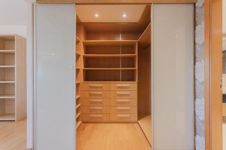 Apartamento para alugar com 176m², 2 quartos e 3 vagas Apartamento para alugar com 176m², 2 quartos e 3 vagasCloset da suíte 2