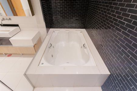 Apartamento para alugar com 176m², 2 quartos e 3 vagas Apartamento para alugar com 176m², 2 quartos e 3 vagasBanheiro da Suíte 2