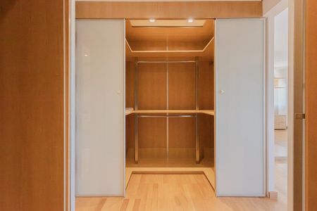 Apartamento para alugar com 176m², 2 quartos e 3 vagas Apartamento para alugar com 176m², 2 quartos e 3 vagasCloset da suíte 2