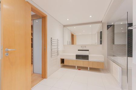 Apartamento para alugar com 176m², 2 quartos e 3 vagas Apartamento para alugar com 176m², 2 quartos e 3 vagasBanheiro da Suíte 2