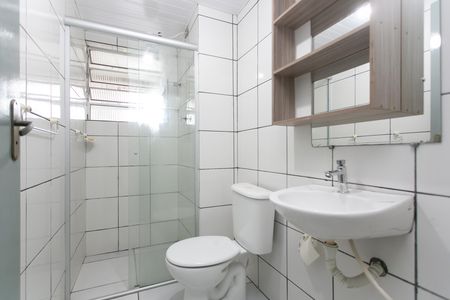 Banheiro  de apartamento para alugar com 2 quartos, 48m² em Conjunto Habitacional Fazenda do Carmo, São Paulo