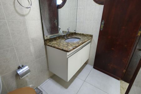 Casa de condomínio para alugar com 120m², 4 quartos e 1 vaga Casa de condomínio para alugar com 120m², 4 quartos e 1 vagaBanheiro social 1