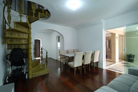 Casa de condomínio para alugar com 120m², 4 quartos e 1 vaga Casa de condomínio para alugar com 120m², 4 quartos e 1 vagaSala