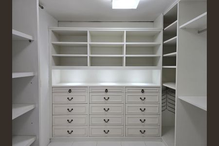 Casa para alugar com 340m², 4 quartos e 3 vagas Casa para alugar com 340m², 4 quartos e 3 vagasCloset Suíte 1