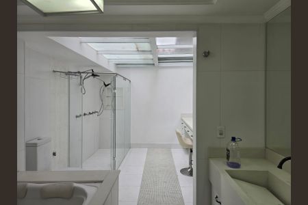 Casa para alugar com 340m², 4 quartos e 3 vagas Casa para alugar com 340m², 4 quartos e 3 vagasBanheiro da Suíte 1