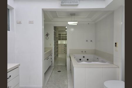 Casa para alugar com 340m², 4 quartos e 3 vagas Casa para alugar com 340m², 4 quartos e 3 vagasBanheiro da Suíte 1