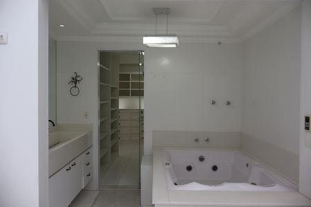 Casa para alugar com 340m², 4 quartos e 3 vagasBanheiro da Suíte 1