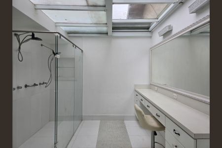 Casa para alugar com 340m², 4 quartos e 3 vagas Casa para alugar com 340m², 4 quartos e 3 vagasBanheiro da Suíte 1