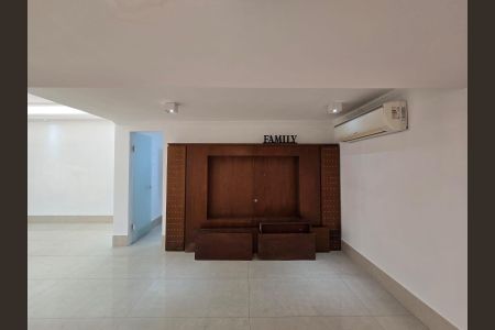 Casa para alugar com 340m², 4 quartos e 3 vagas Casa para alugar com 340m², 4 quartos e 3 vagasSala