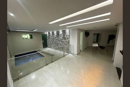 Sala de casa de condomínio para alugar com 6 quartos, 390m² em Vargem Grande, Rio de Janeiro