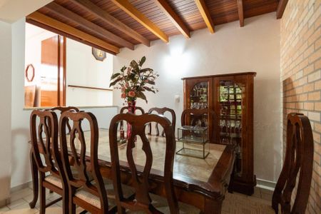 Casa de condomínio para alugar com 207m², 4 quartos e 2 vagas