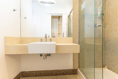 Apartamento à venda com 74m², 2 quartos e 2 vagasBanheiro da Suíte 1