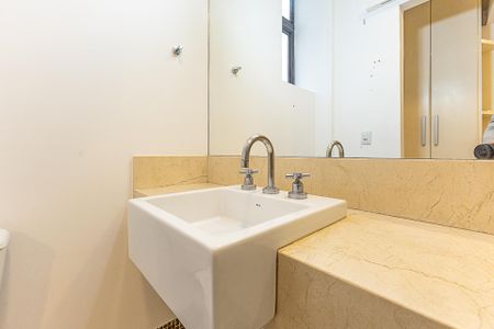 Apartamento à venda com 74m², 2 quartos e 2 vagasBanheiro da Suíte 1