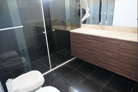 Casa de condomínio para alugar com 246m², 2 quartos e 4 vagasBanheiro da Suíte 1