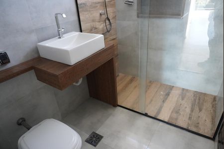 Casa de condomínio para alugar com 246m², 2 quartos e 4 vagasBanheiro
