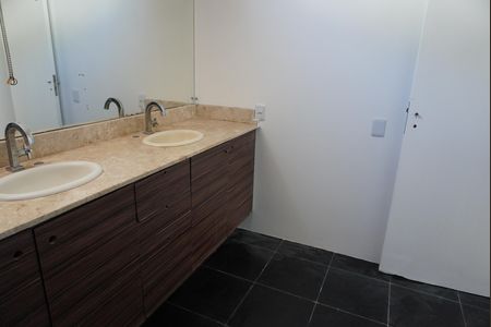 Casa de condomínio para alugar com 246m², 2 quartos e 4 vagasBanheiro da Suíte 1