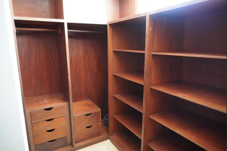 Casa de condomínio para alugar com 246m², 2 quartos e 4 vagasCloset da suíte