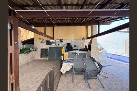 Casa à venda com 639m², 5 quartos e 4 vagas Casa à venda com 639m², 5 quartos e 4 vagasÁrea externa