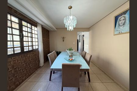 Casa à venda com 639m², 5 quartos e 4 vagas Casa à venda com 639m², 5 quartos e 4 vagasSala