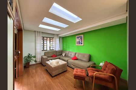 Casa à venda com 639m², 5 quartos e 4 vagas Casa à venda com 639m², 5 quartos e 4 vagasSala