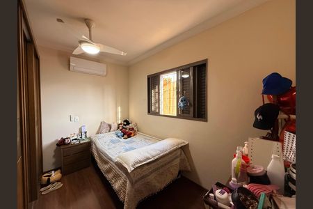 Casa à venda com 639m², 5 quartos e 4 vagas Casa à venda com 639m², 5 quartos e 4 vagasQuarto