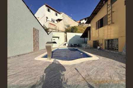Casa à venda com 639m², 5 quartos e 4 vagas Casa à venda com 639m², 5 quartos e 4 vagasÁrea externa
