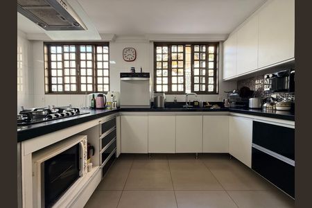 Casa à venda com 639m², 5 quartos e 4 vagas Casa à venda com 639m², 5 quartos e 4 vagasCozinha