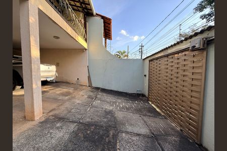 Casa à venda com 639m², 5 quartos e 4 vagas Casa à venda com 639m², 5 quartos e 4 vagasÁrea externa