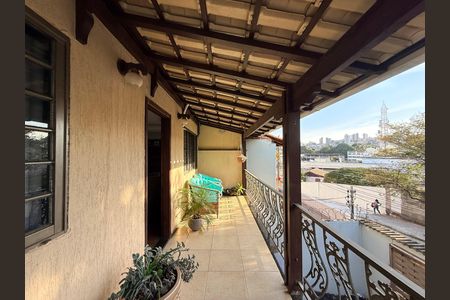 Casa à venda com 639m², 5 quartos e 4 vagas Casa à venda com 639m², 5 quartos e 4 vagasÁrea externa