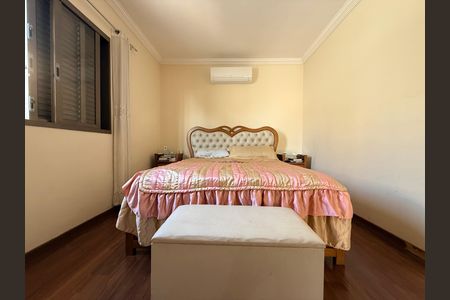Casa à venda com 639m², 5 quartos e 4 vagas Casa à venda com 639m², 5 quartos e 4 vagasQuarto