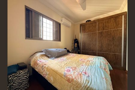 Casa à venda com 639m², 5 quartos e 4 vagas Casa à venda com 639m², 5 quartos e 4 vagasQuarto