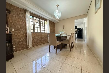 Casa à venda com 639m², 5 quartos e 4 vagas Casa à venda com 639m², 5 quartos e 4 vagasSala