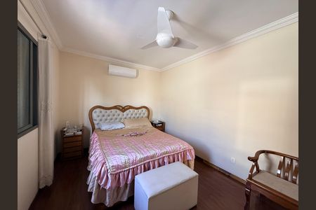 Casa à venda com 639m², 5 quartos e 4 vagas Casa à venda com 639m², 5 quartos e 4 vagasQuarto