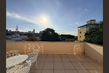Casa à venda com 639m², 5 quartos e 4 vagas Casa à venda com 639m², 5 quartos e 4 vagasÁrea externa