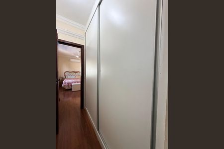Casa à venda com 639m², 5 quartos e 4 vagas Casa à venda com 639m², 5 quartos e 4 vagasQuarto