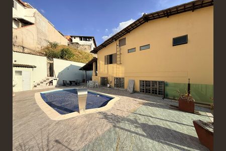 Casa à venda com 639m², 5 quartos e 4 vagas Casa à venda com 639m², 5 quartos e 4 vagasÁrea externa