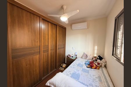 Casa à venda com 639m², 5 quartos e 4 vagas Casa à venda com 639m², 5 quartos e 4 vagasQuarto