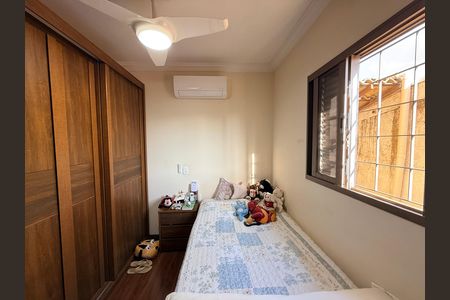Casa à venda com 639m², 5 quartos e 4 vagas Casa à venda com 639m², 5 quartos e 4 vagasQuarto
