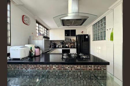 Casa à venda com 639m², 5 quartos e 4 vagas Casa à venda com 639m², 5 quartos e 4 vagasCozinha