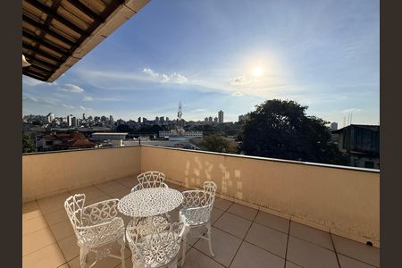 Casa à venda com 639m², 5 quartos e 4 vagas Casa à venda com 639m², 5 quartos e 4 vagasÁrea externa
