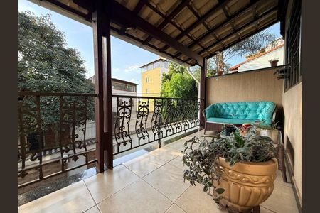 Casa à venda com 639m², 5 quartos e 4 vagas Casa à venda com 639m², 5 quartos e 4 vagasÁrea externa