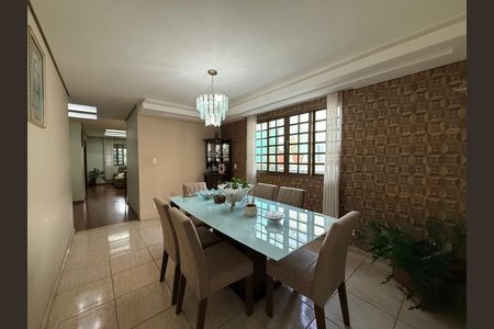 Casa à venda com 639m², 5 quartos e 4 vagas Casa à venda com 639m², 5 quartos e 4 vagasSala