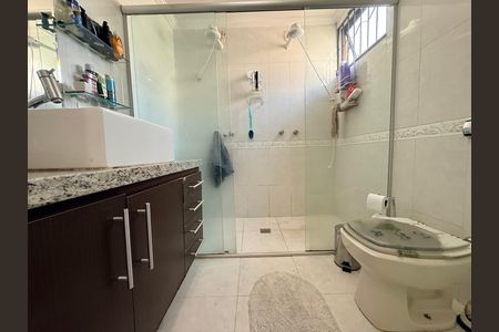 Casa à venda com 639m², 5 quartos e 4 vagas Casa à venda com 639m², 5 quartos e 4 vagasBanheiro