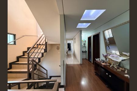 Casa à venda com 639m², 5 quartos e 4 vagas Casa à venda com 639m², 5 quartos e 4 vagasSala