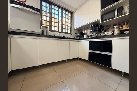 Casa à venda com 639m², 5 quartos e 4 vagas Casa à venda com 639m², 5 quartos e 4 vagasCozinha