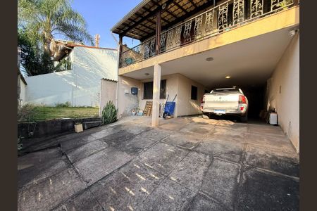Casa à venda com 639m², 5 quartos e 4 vagas Casa à venda com 639m², 5 quartos e 4 vagasÁrea externa