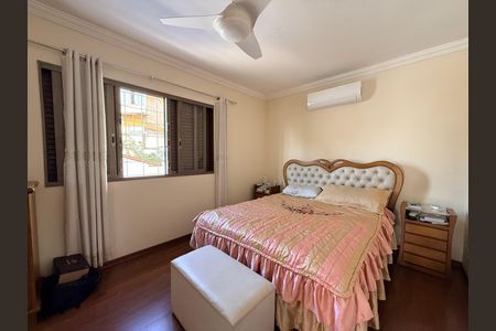 Casa à venda com 639m², 5 quartos e 4 vagas Casa à venda com 639m², 5 quartos e 4 vagasQuarto